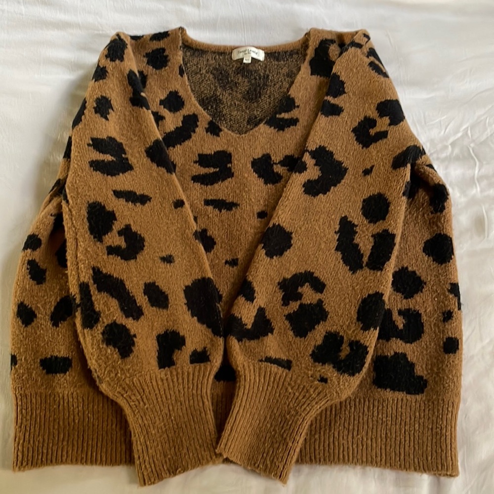 Sweet lovely M/L leopard sweater